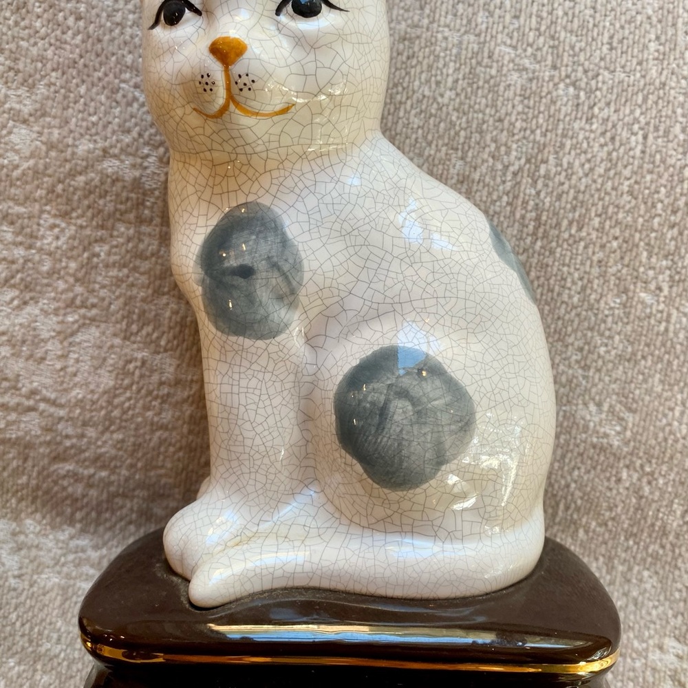 CBK Cat pair, 1 orange calico and 1 grey and white crackled glaze ceramic. - Picture 6 of 10